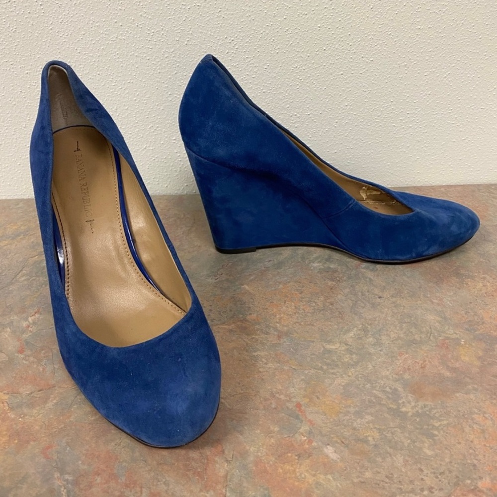 Gorgeous Banana Republic blue suede shoes.